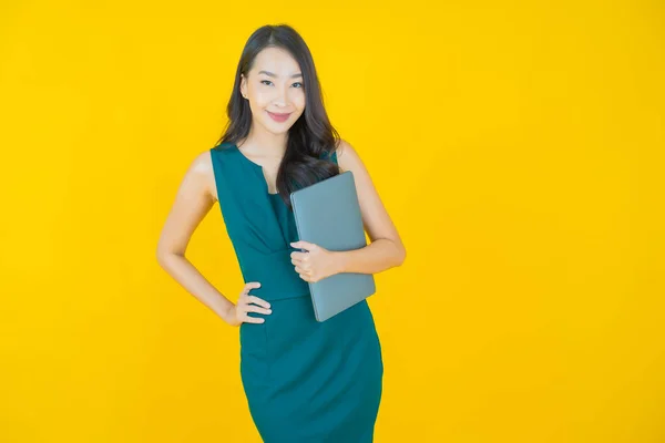 Retrato Bonito Jovem Asiático Mulher Sorriso Com Computador Laptop Isolado — Fotografia de Stock