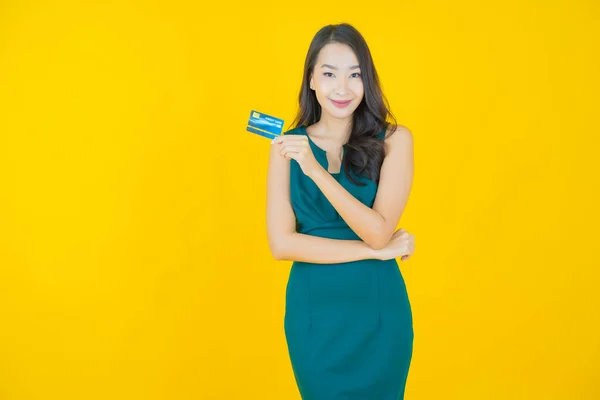 Porträt Schöne Junge Asiatische Frau Lächeln Mit Kreditkarte Auf Farbigem — Stockfoto