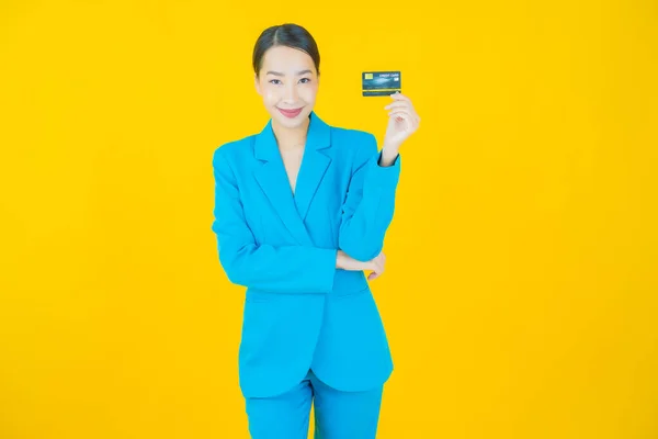 Retrato Bonito Jovem Asiático Mulher Sorriso Com Cartão Crédito Sobre — Fotografia de Stock