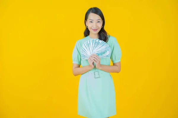 Porträtt Vacker Ung Asiatisk Kvinna Leende Med Mycket Pengar Och — Stockfoto