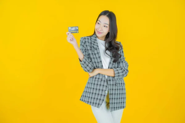 Portret Piękna Młoda Azjatycka Kobieta Uśmiech Karty Kredytowej Tle Koloru — Zdjęcie stockowe