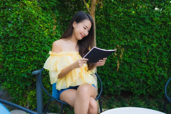 Giovane Donna Asiatica Leggere Libro Intorno Giardino Esterno Vista Natura — Foto Stock