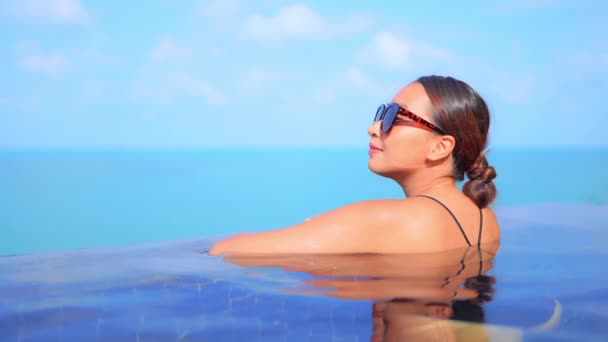 Optagelser Smuk Asiatisk Kvinde Afslappende Swimmingpool Hotel Ferie – Stock-video