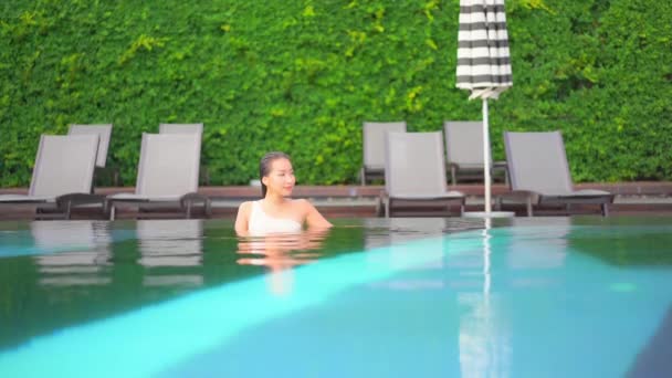 Imagens Bela Mulher Asiática Relaxante Piscina Hotel Durante Férias — Vídeo de Stock