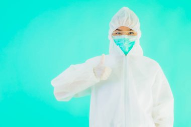 Güzel, genç Asyalı doktor kadın portre. Koronavirüsten ya da mavi arka planda kovid19 'dan korunmak için ppe ya da kişisel koruyucu ekipman takıyor.
