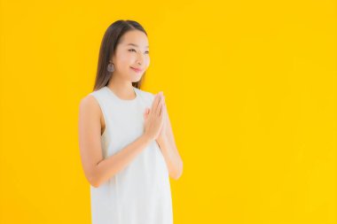 Sarı izole edilmiş arka planda güzel Asyalı bir kadının portresi.