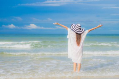 Güzel bir Asyalı kadının portresi. Plaj okyanusunda rahatla. Tatil gezisinde gülümse.