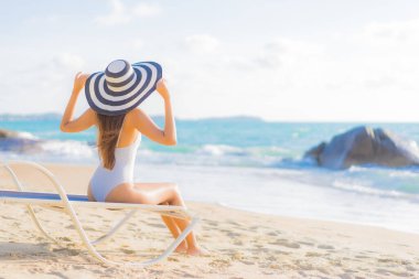 Güzel bir Asyalı kadının portresi. Rahatlayın. Plaj okyanusunda tatil yaparken gülümseyin.