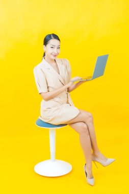 Asyalı güzel bir kadının portresi bilgisayarla izole edilmiş arka planda gülümsüyor.