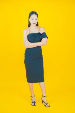 Portre güzel Asyalı kadın gülümsüyor. Renkli arka planda hareket var.