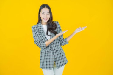 Portre güzel Asyalı kadın gülümsüyor. Renkli arka planda hareket var.