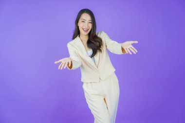 Portre güzel Asyalı kadın gülümsüyor. Renkli arka planda hareket var.