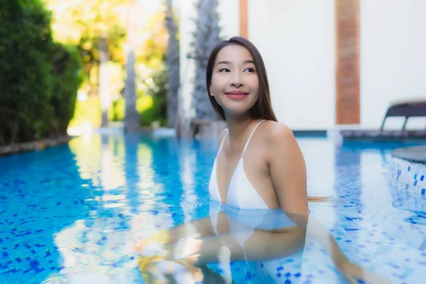 Mooi Portret Jonge Aziatische Vrouw Gelukkig Glimlach Ontspannen Rond Zwembad — Stockfoto