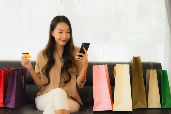 Retrato Hermosa Mujer Asiática Joven Compras Línea Con Tarjeta Crédito — Foto de Stock