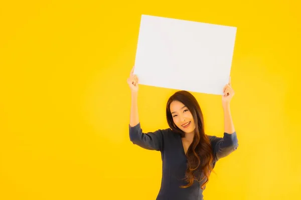 Portrait Belle Jeune Femme Asiatique Avec Bannière Carte Panneau Affichage — Photo