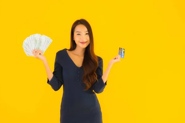 Retrato Hermosa Joven Asiática Mujer Con Efectivo Tarjeta Crédito Amarillo —  Fotos de Stock