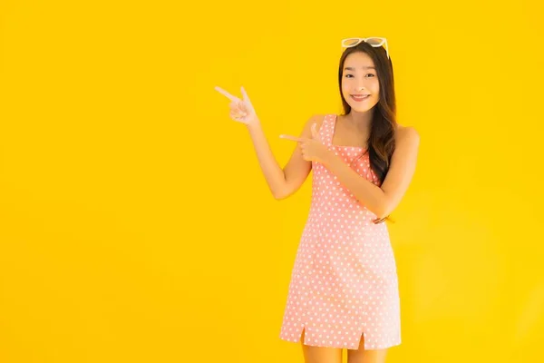 Retrato Bonito Jovem Asiático Mulher Sorriso Feliz Amarelo Isolado Fundo — Fotografia de Stock