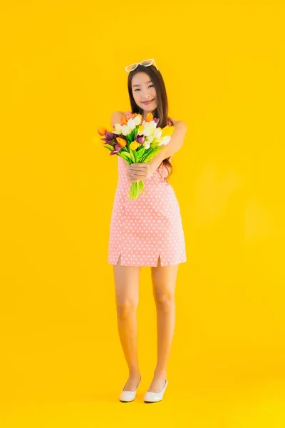 Ritratto Bella Giovane Donna Asiatica Con Fiore Colorato Sfondo Giallo — Foto Stock
