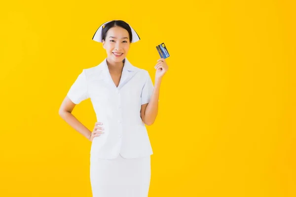 Retrato Hermosa Joven Asiática Mujer Tailandesa Enfermera Con Tarjeta Crédito — Foto de Stock