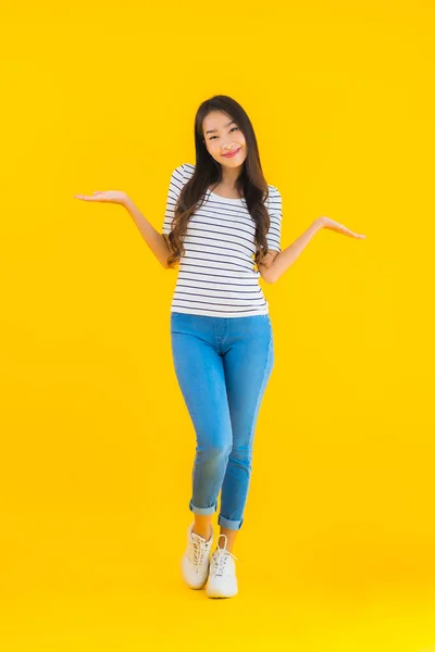 Portret Mooie Jonge Aziatische Vrouw Glimlach Blij Met Actie Geel — Stockfoto