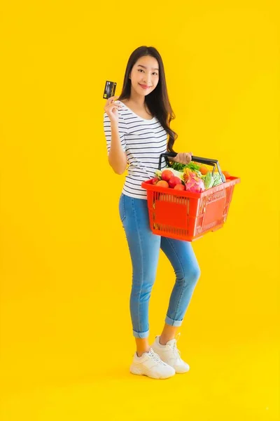 Retrato Hermosa Joven Asiática Mujer Con Cesta Comestibles Carrito Con — Foto de Stock