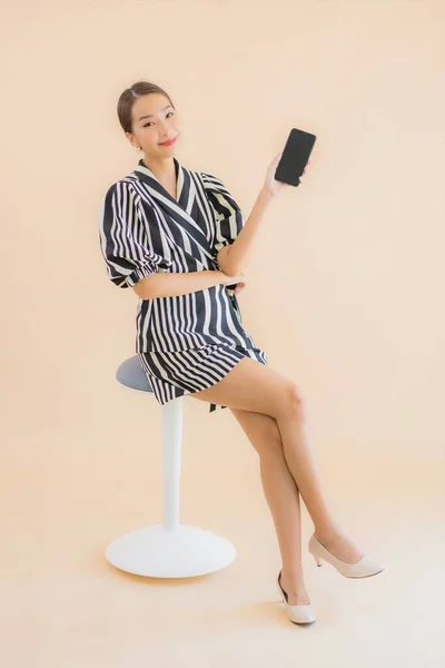 Retrato Hermosa Joven Mujer Asiática Con Teléfono Móvil Inteligente Sobre — Foto de Stock