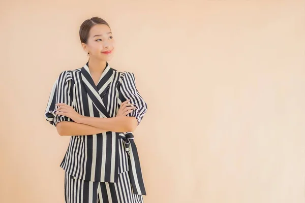 Porträt Schöne Junge Asiatische Frau Lächelt Glücklich Auf Braunem Isoliertem — Stockfoto