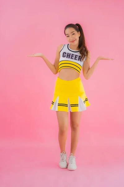 Portret Mooie Jonge Aziatische Vrouw Cheerleader Roze Geïsoleerde Achtergrond — Stockfoto