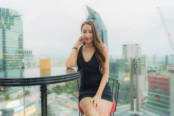 Портрет Красивая Молодая Азиатская Женщина Расслабиться Насладиться Рестораном Крыше Вокруг — стоковое фото