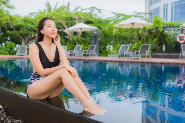 Potret Wanita Asia Muda Yang Cantik Dan Santai Tersenyum Sekitar — Stok Foto
