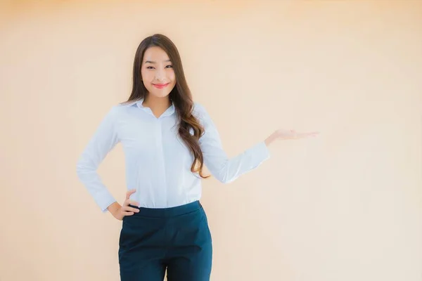 Portré Gyönyörű Fiatal Ázsiai Üzletasszony Akcióban Elszigetelt Színes Háttér — Stock Fotó