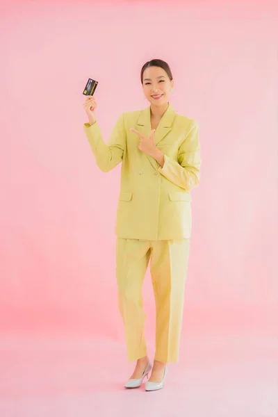 Портрет Красивая Молодая Азиатская Бизнес Женщина Кредитной Картой Цветном Фоне — стоковое фото