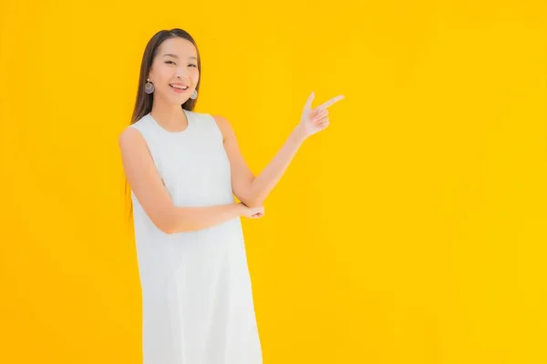 Porträt Schöne Junge Asiatische Frau Aktion Auf Gelbem Isolierten Hintergrund — Stockfoto