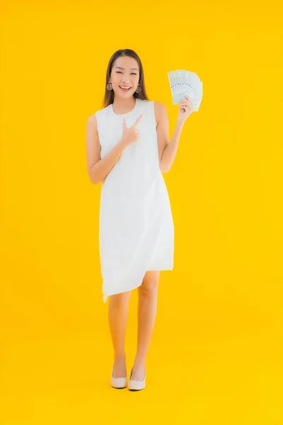 Retrato Bonito Jovem Asiático Mulher Com Dinheiro Dinheiro Amarelo Isolado — Fotografia de Stock