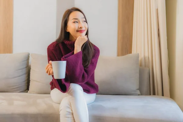 Porträtt Vacker Ung Asiatisk Kvinna Med Kaffekopp Soffa Dekoration Inredning — Stockfoto