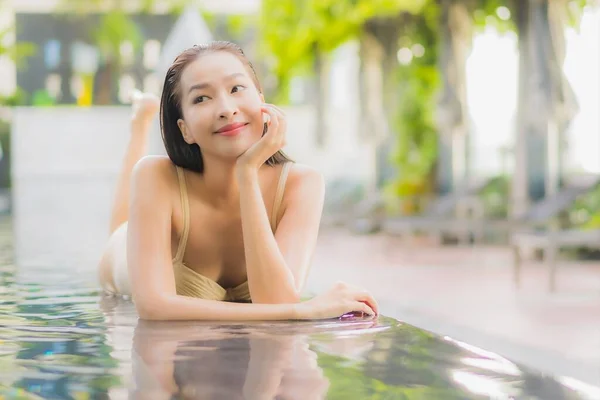 Retrato Hermosa Joven Mujer Asiática Relajarse Sonrisa Alrededor Piscina Aire —  Fotos de Stock