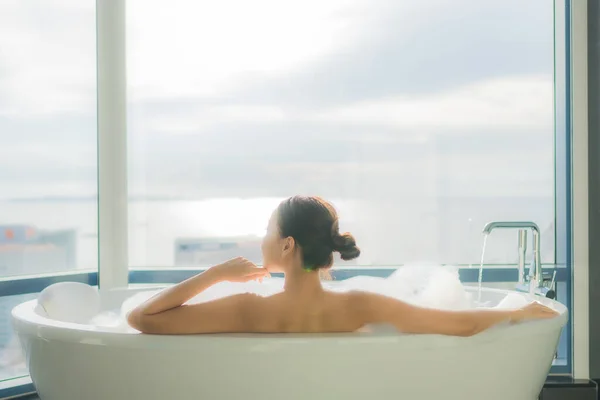 Retrato Bonito Jovem Asiático Mulher Relaxar Desfrutar Banheira Banheiro Interior — Fotografia de Stock