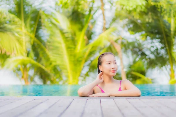 Portrait Schöne Junge Asiatische Frau Lächeln Entspannen Rund Freibad Resort — Stockfoto