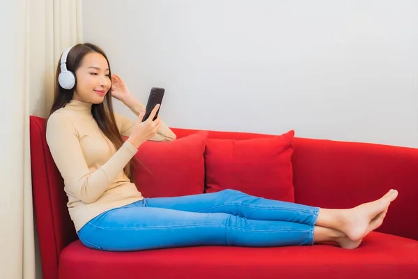 Retrato Bonito Jovem Asiático Mulher Usar Telefone Celular Inteligente Com — Fotografia de Stock