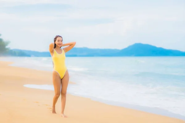 亚洲年轻貌美的女子在户外热带海滨度假时放松地笑着休闲一下 — 图库照片