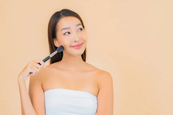 Retrato Hermosa Joven Asiática Mujer Con Belleza Spa Cosmético Maquillaje —  Fotos de Stock