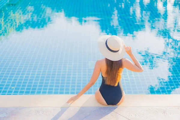 Retrato Bonito Jovem Asiático Mulher Relaxar Sorriso Lazer Redor Piscina — Fotografia de Stock