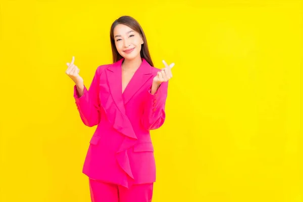 Retrato Hermosa Joven Asiática Mujer Sonrisa Acción Sobre Amarillo Color — Foto de Stock