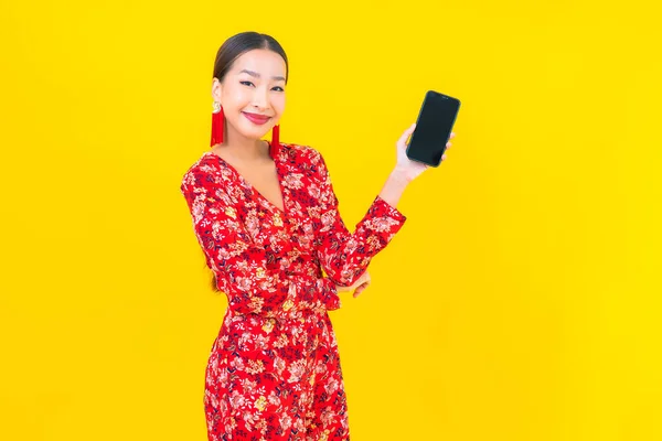 Retrato Bonito Jovem Asiático Mulher Usar Telefone Celular Inteligente Fundo — Fotografia de Stock