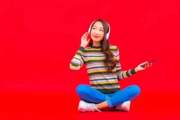 Portret Mooie Jonge Aziatische Vrouw Gebruik Slimme Mobiele Telefoon Met — Stockfoto