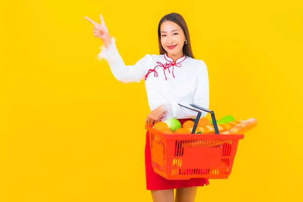 Portrét Krásná Mladá Asijská Žena Nákupním Košíkem Supermarketu Žlutém Pozadí — Stock fotografie