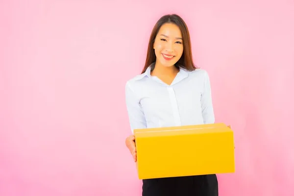 Porträt Schöne Junge Asiatische Frau Mit Schachtel Verpackung Versandfertig Auf — Stockfoto