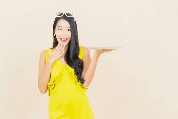 Portrait Belle Jeune Femme Asiatique Sourire Avec Plat Vide Sur — Photo
