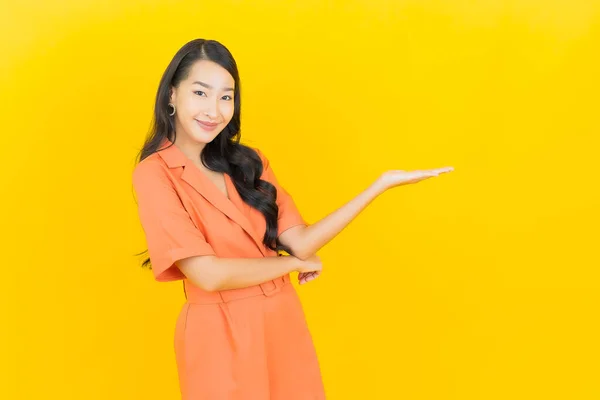 Portret Mooie Jonge Aziatische Vrouw Glimlach Met Actie Gele Kleur — Stockfoto