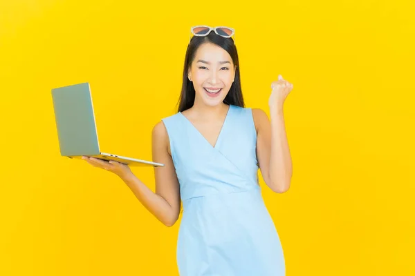 Portret Piękna Młoda Azjatycka Kobieta Uśmiech Laptopa Komputera Żółtym Odizolowanym — Zdjęcie stockowe